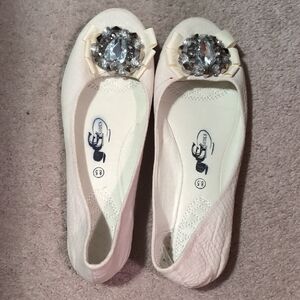 Elegant Cream Flats with Crystal Embellishment